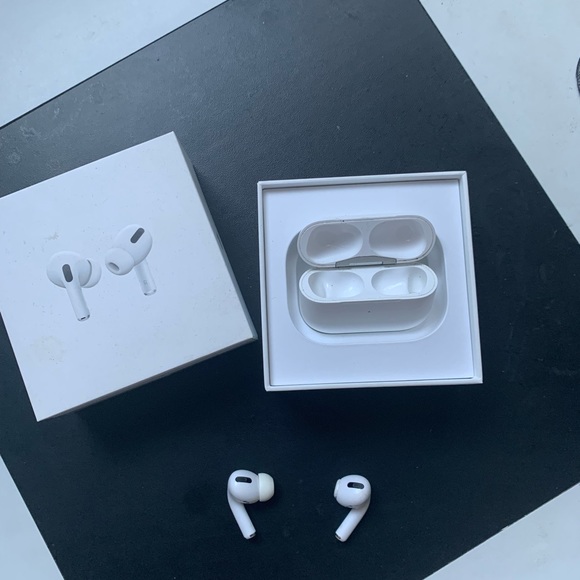 APPLE - AirPods Pro wireless charging case - Picture 6 of 14